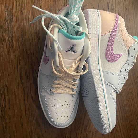 Women’s Air Jordan 1 low. Size 11 - Picture 2 of 3